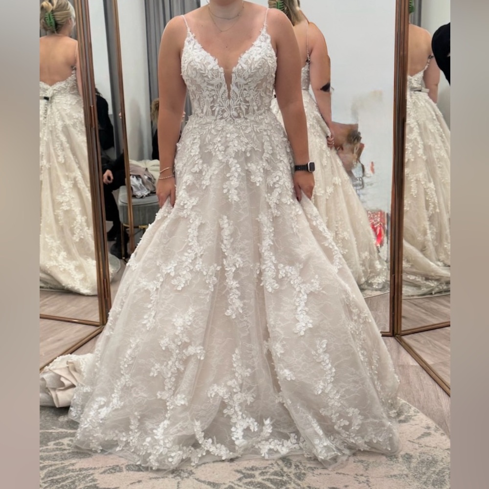 Elegant Lace Wedding Gown